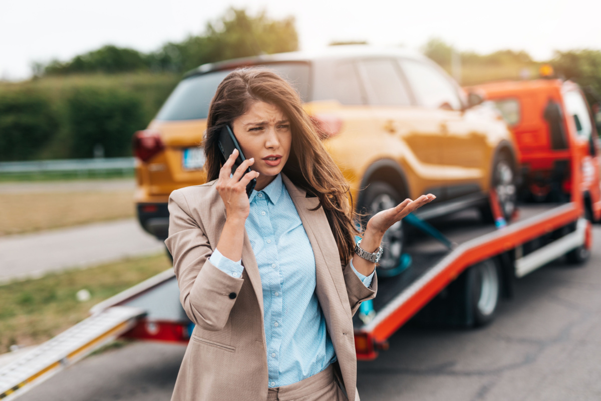 Driver switching car insurance on the phone after accident 