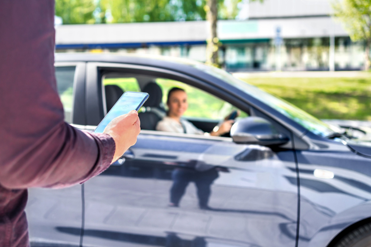 Rideshare driver picking up rider 